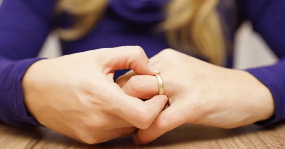 Revelaron el método para sacar anillos atrapados