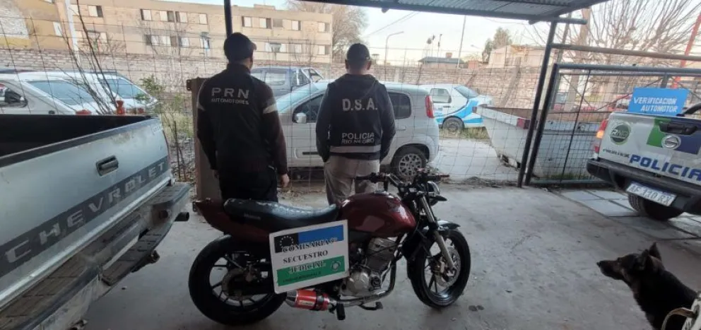 La policía buscó en un taller mecánico y secuestró una moto con irregularidades  