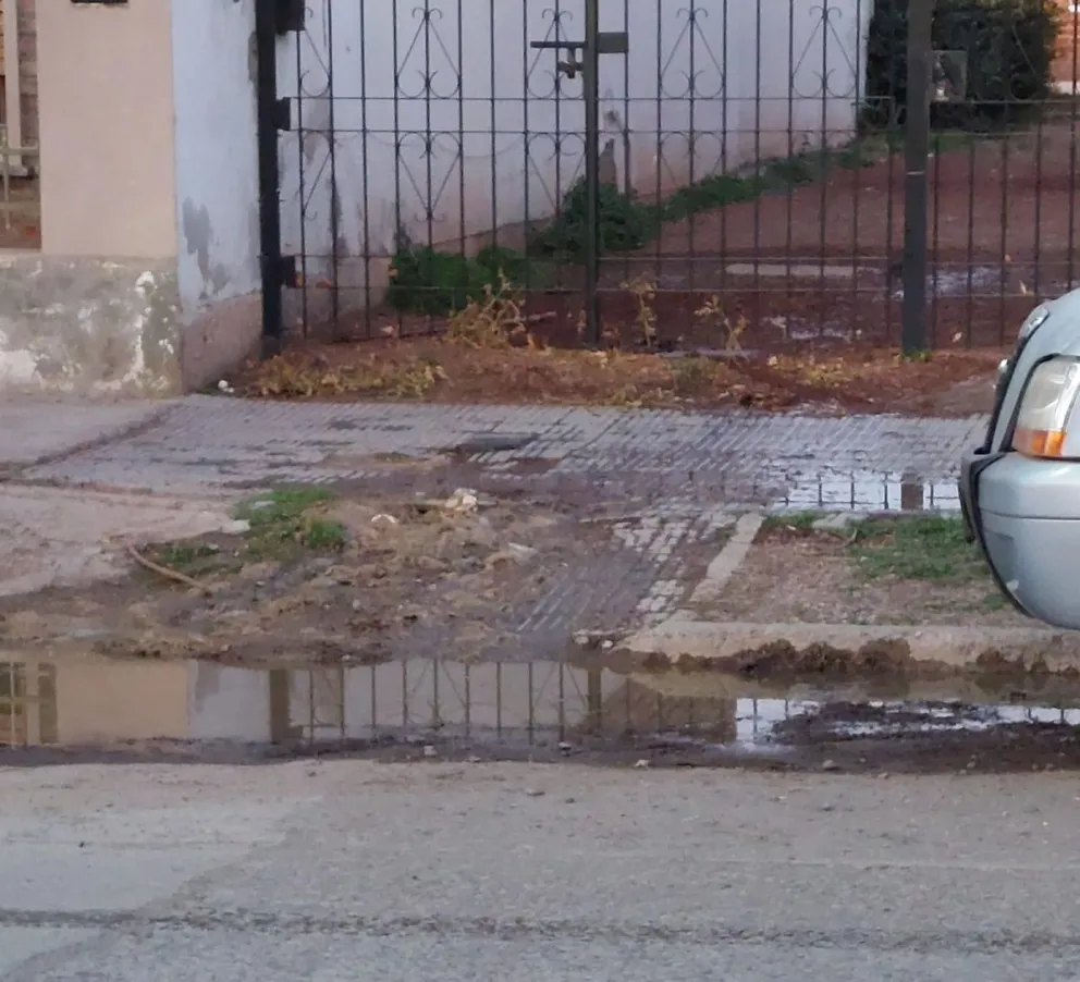 Vecinos de la zona céntrica ya no caminan en la vereda por las aguas servidas