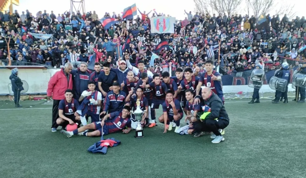 Argentinos del Norte dio la vuelta en el Maiolino en un clásico que fue una fiesta