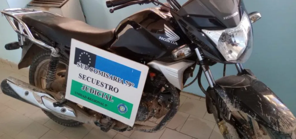 Quiso guardar una moto robada en la casa y un familiar lo delató