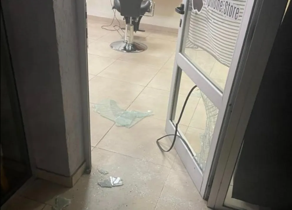 Rompieron la puerta y se llevaron todo de una barbería de Roca 