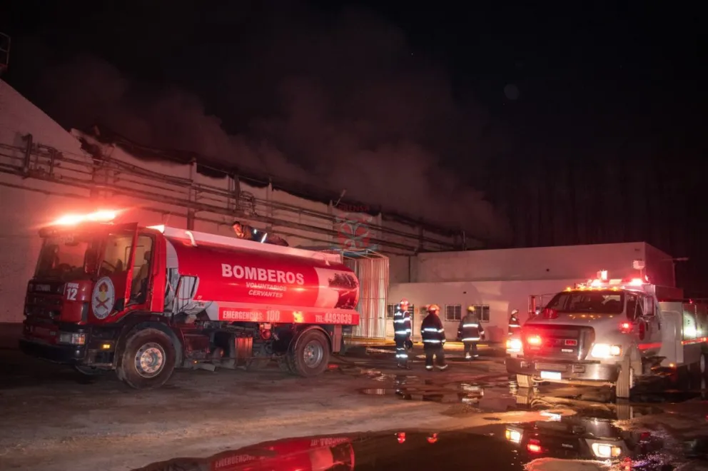 Incendio en Zetone: 45 bomberos y 12 unidades trabajaron por más de siete horas para controlar las llamas
