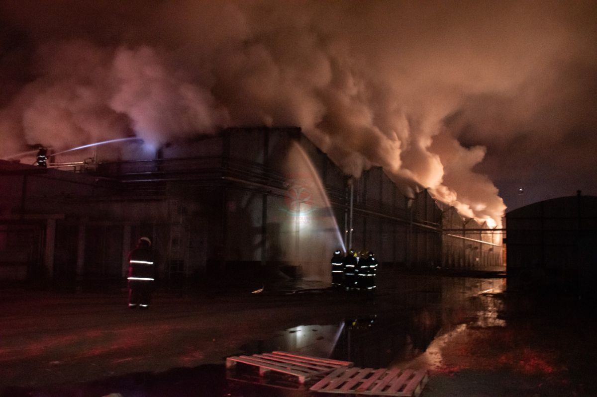 Incendio en Zetone: 45 bomberos y 12 unidades trabajaron por m&aacute;s de siete horas para controlar las llamas