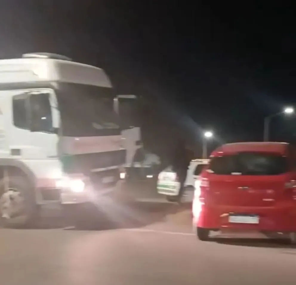 Un camión y un auto colisionaron en la rotonda de Ruta 22