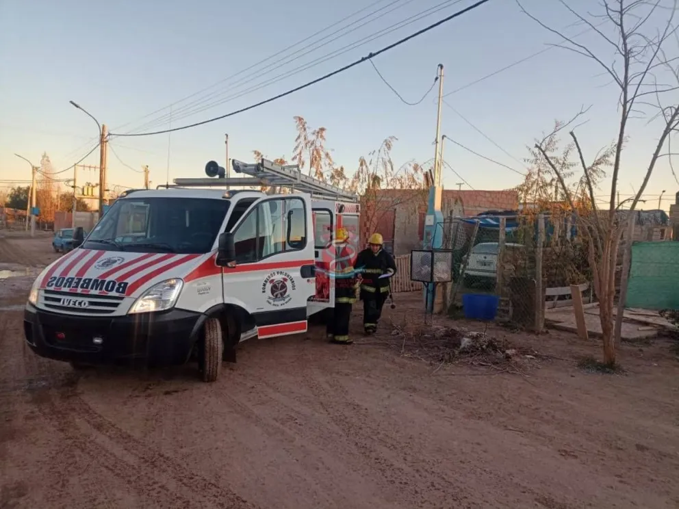 Sólo un susto: se desató un principio de incendio en una vivienda y los vecinos lo controlaron a tiempo