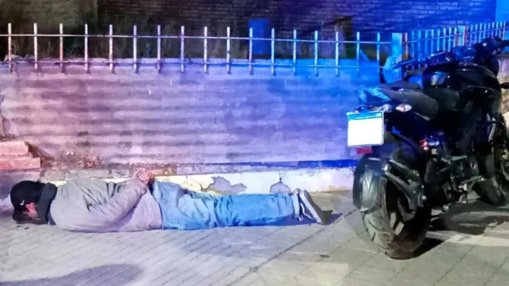 Detienen a un hombre con una moto robada en la calle Tucumán