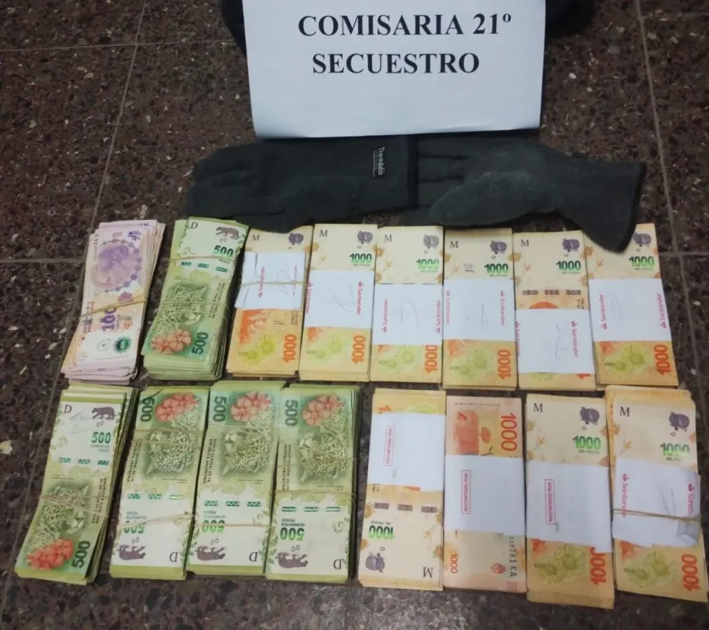 Lo vieron saltando un paredón de una vivienda, lo atraparon y tenía mucho dinero