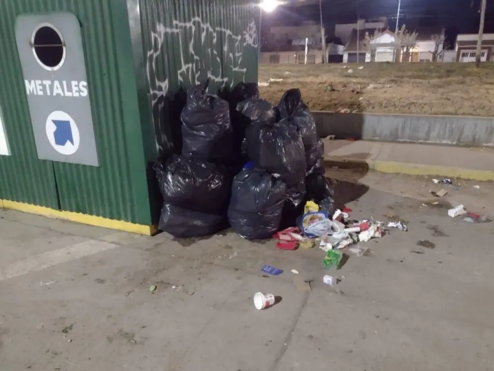 Desagradable: comerciantes de Roca fueron vistos arrojando residuos en la vía pública