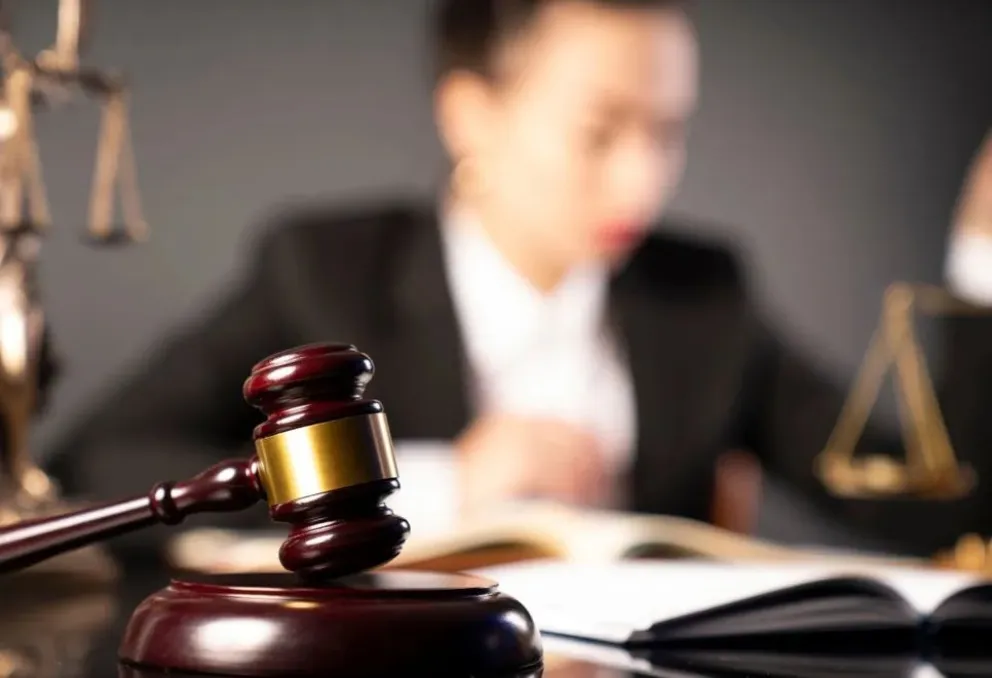 Una mujer de Roca denunció a un abogado de la región por violencia de género