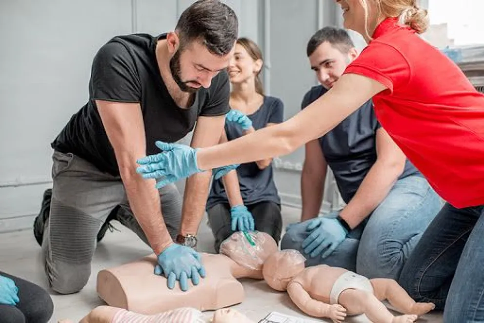 Realizarán un curso gratuito de RCP, OVA y DEA para comerciantes de Roca