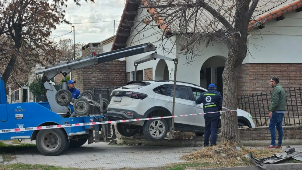 Una conductora despistó y terminó dentro de una casa en el centro de Roca