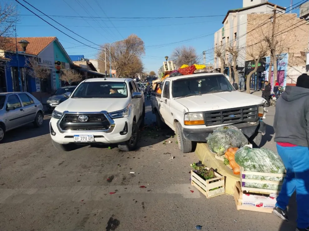 Una camioneta terminó arriba del boulevard tras chocar con otro vehículo