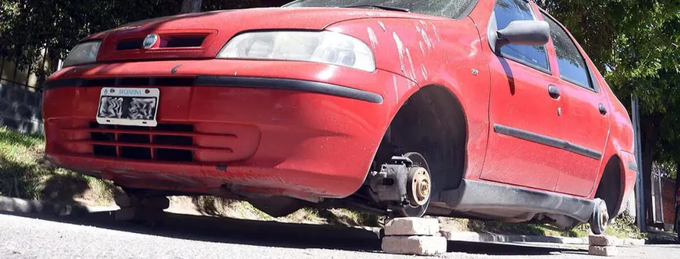 Uno de campana y otro debajo de un auto: así atraparon a los robaruedas en la madrugada