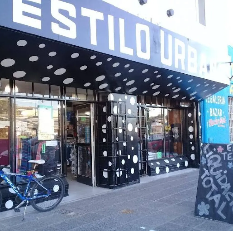 Rompió un vidrio para robar ropa en un comercio céntrico