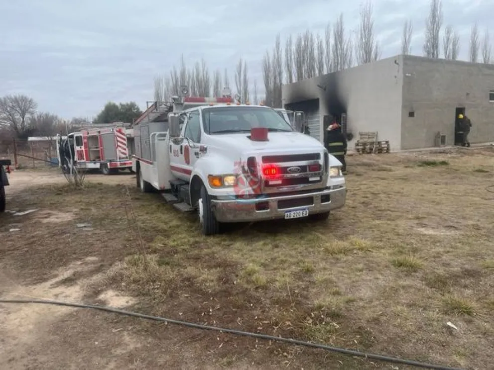 Bomberos lograron controlar un incendio en un galpón de Roca
