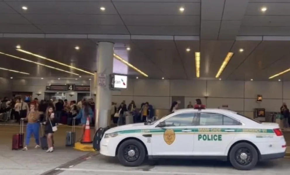 Aeropuerto de Miami: un hombre acuchilló a una mujer y tuvieron que evacuar el lugar