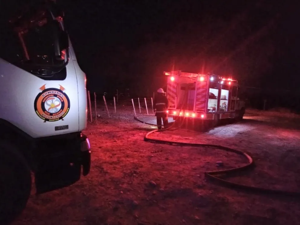 Dos móviles de Bomberos trabajaron para controlar un incendio en una humilde vivienda