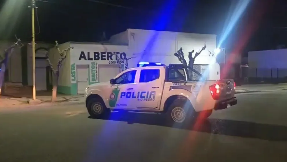 Un menor de edad terminó arriba del techo de un auto tras un choque en la región