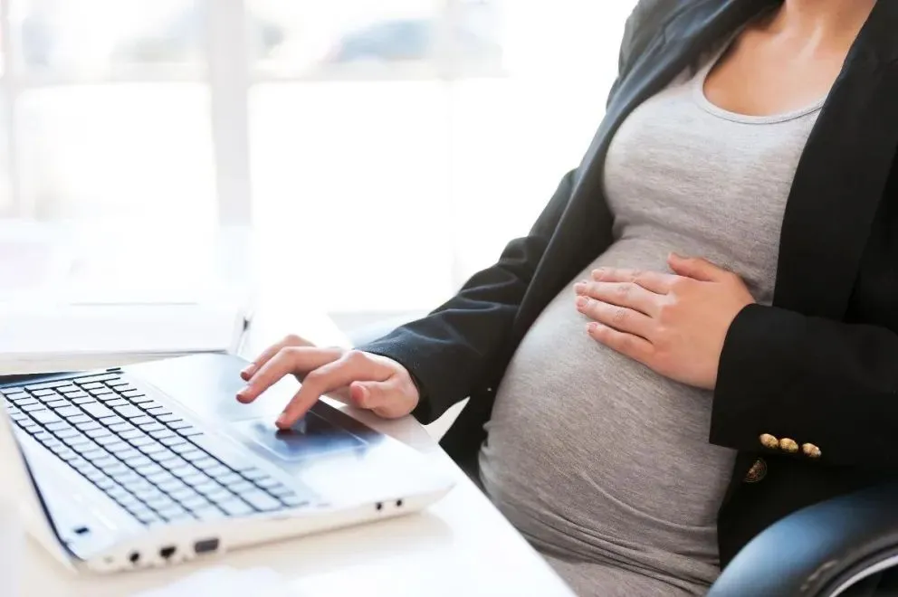 La despidieron tras haber sido madre: deberán indemnizarla