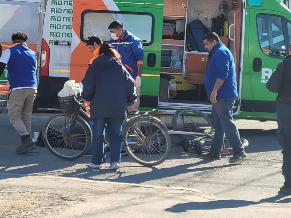 Un ciclista resultó hospitalizado tras un choque con un taxi en la zona céntrica