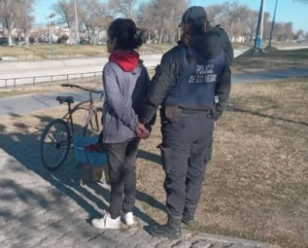 En modo bicichorra le robó el celular a una adolescente 