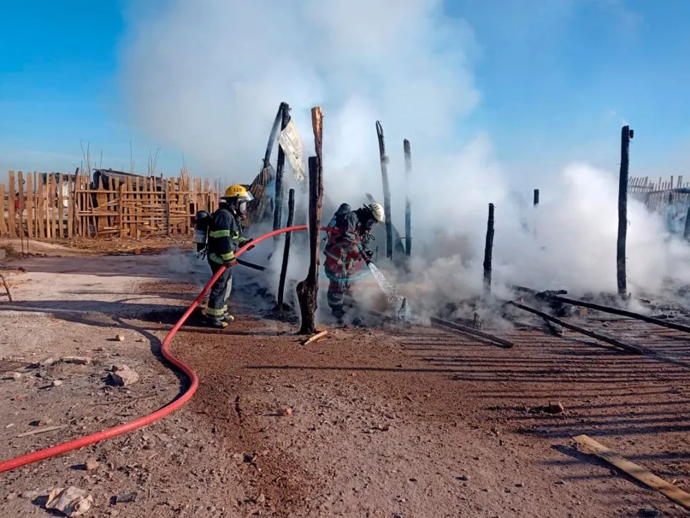Se incendió una vivienda en el barrio Alta Barda
