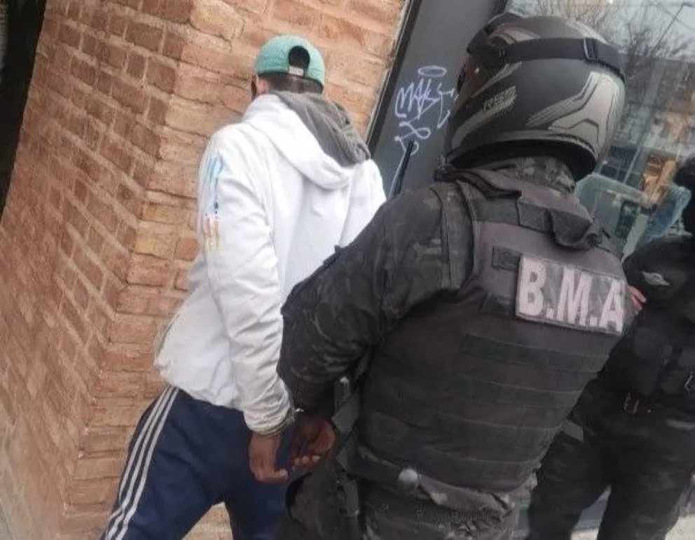Padre e hijo fueron detenidos por la policía tras robar una tienda de ropa