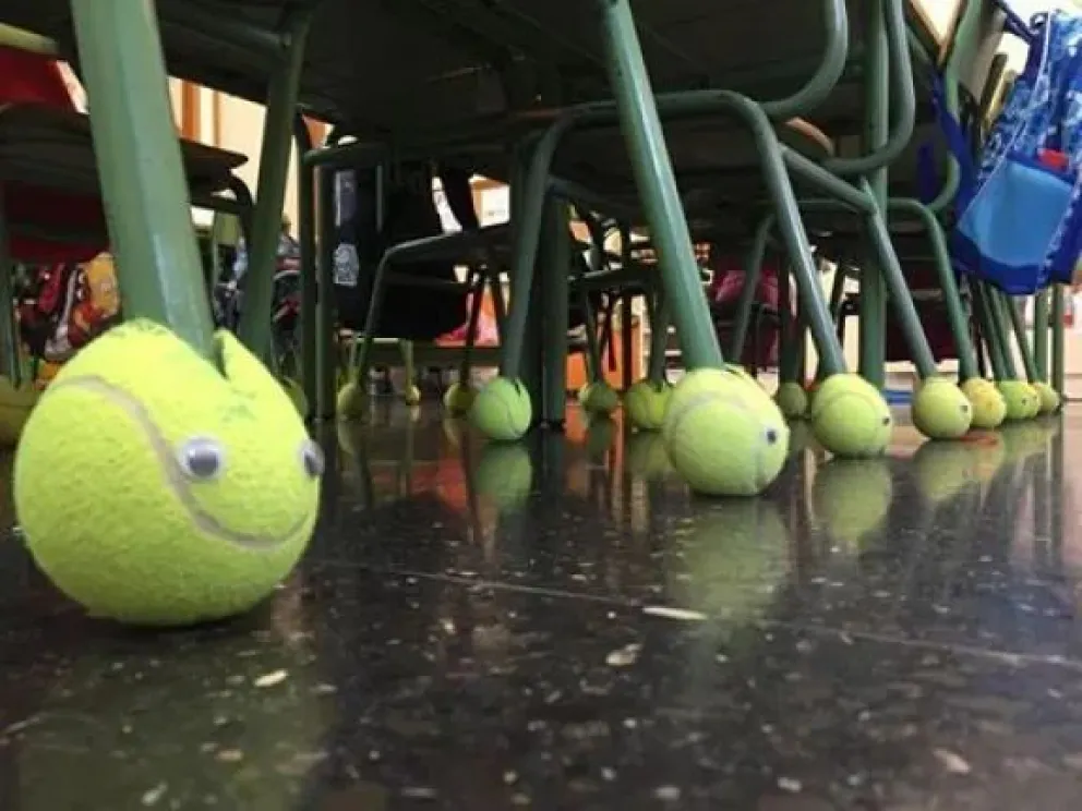 Ejemplo de solidaridad: tiene autismo y sus compañeros juntan pelotitas de tenis para reducir el ruido en el aula