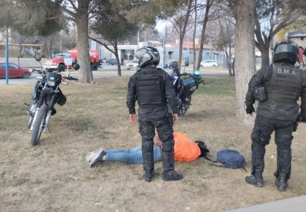 Dos personas terminaron detenidas luego de robar prendas en la Feria Maipú 
