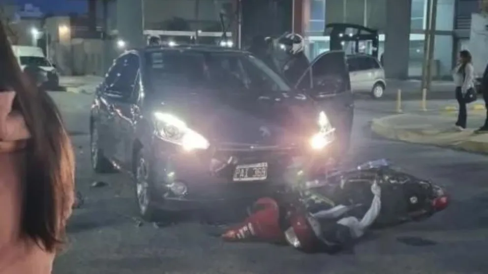 Impresionante choque entre un auto y una moto en la zona céntrica de Roca