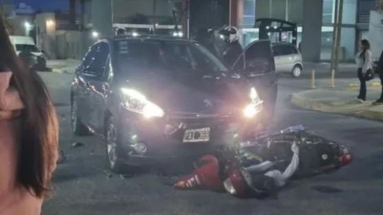 Impresionante choque entre un auto y una moto en la zona céntrica de ...