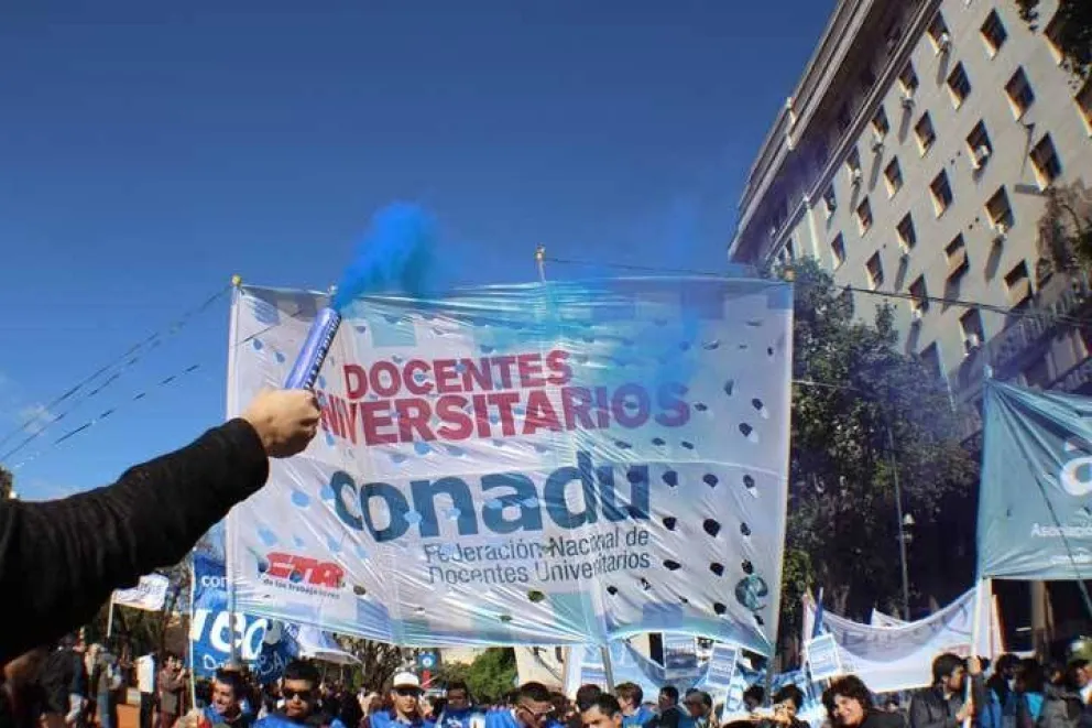 Docentes universitarios exigen la apertura de paritarias 