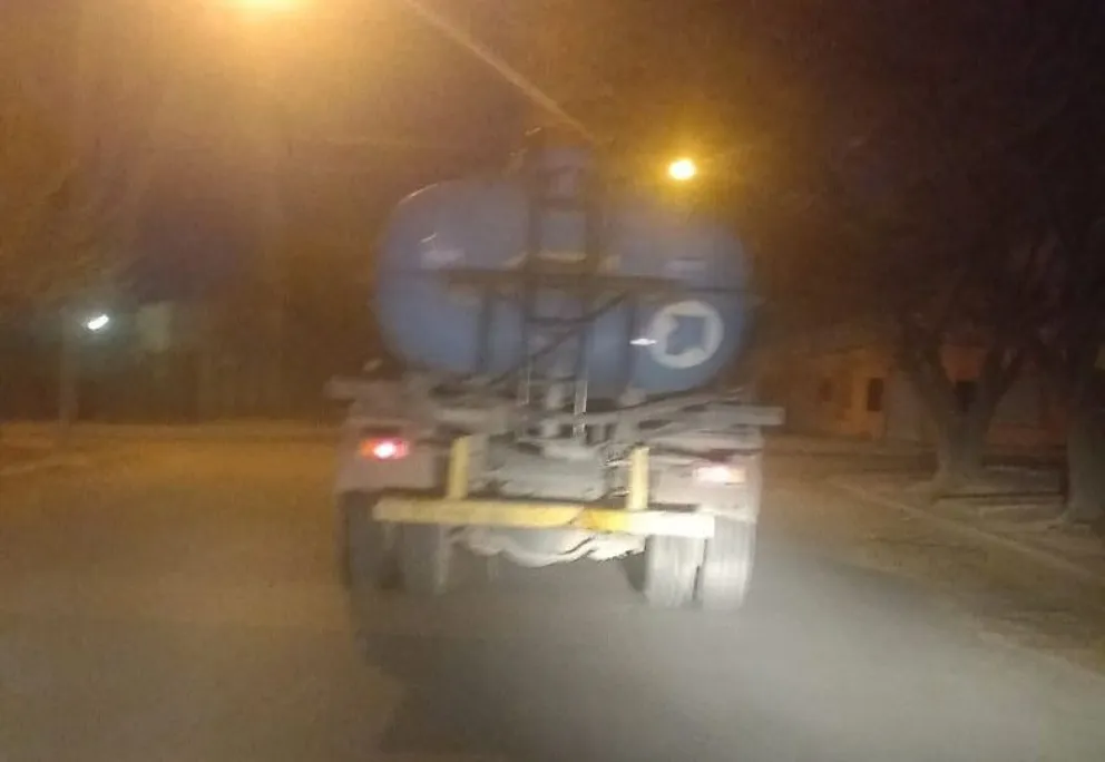 Quejas de vecinos porque un camión que trabaja para el Municipio circula sin luces ni patente