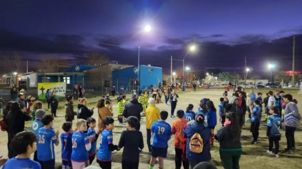 Colocarán césped sintético en una de las canchas municipales de Roca