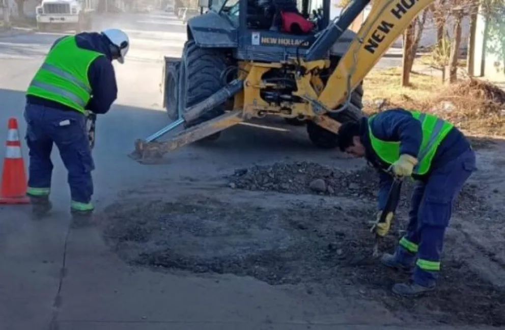 Aguas Rionegrinas inició un plan de bacheo inédito en la ciudad