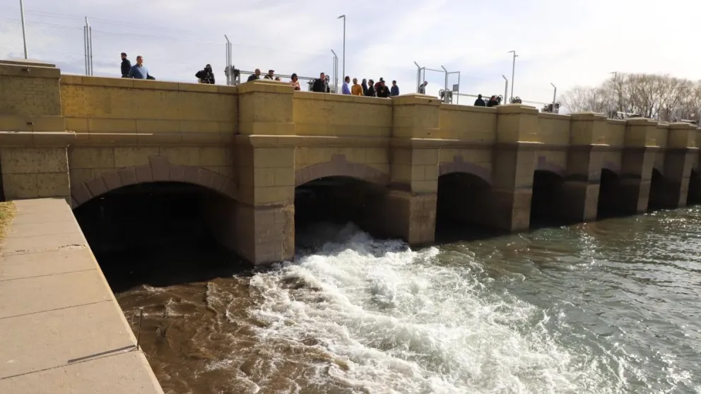 Se levantaron las compuertas en el dique Ballester y comenzó  la temporada de riego en el Alto Valle