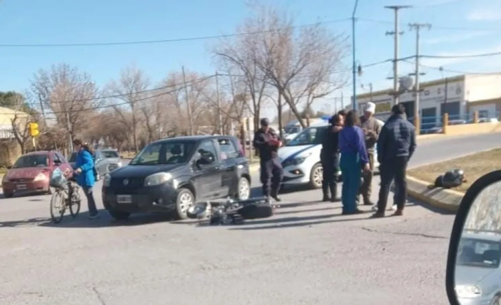 Choque entre una moto y un auto en la rotonda de la calle San Juan 