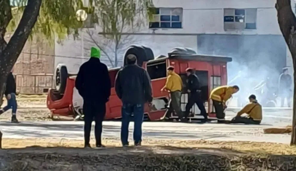 Grave accidente en ruta chica: volcó una autobomba de los bomberos y dejó varios heridos