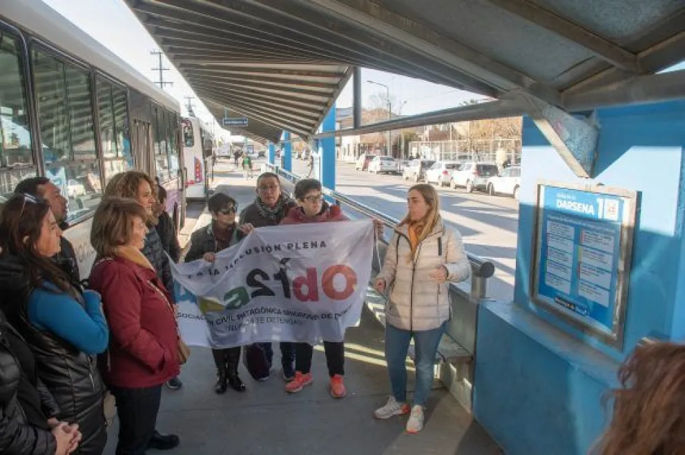 Instalaron nueva cartelería inclusiva en las dársenas de 25 de Mayo