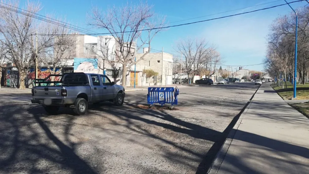 ¡Un peligro! Vehículos circulan en contramano para esquivar un pozo en calle Gadano