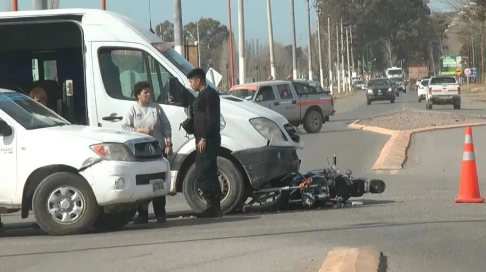 Choque entre una camioneta que trasladaba personas con discapacidad y un motociclista