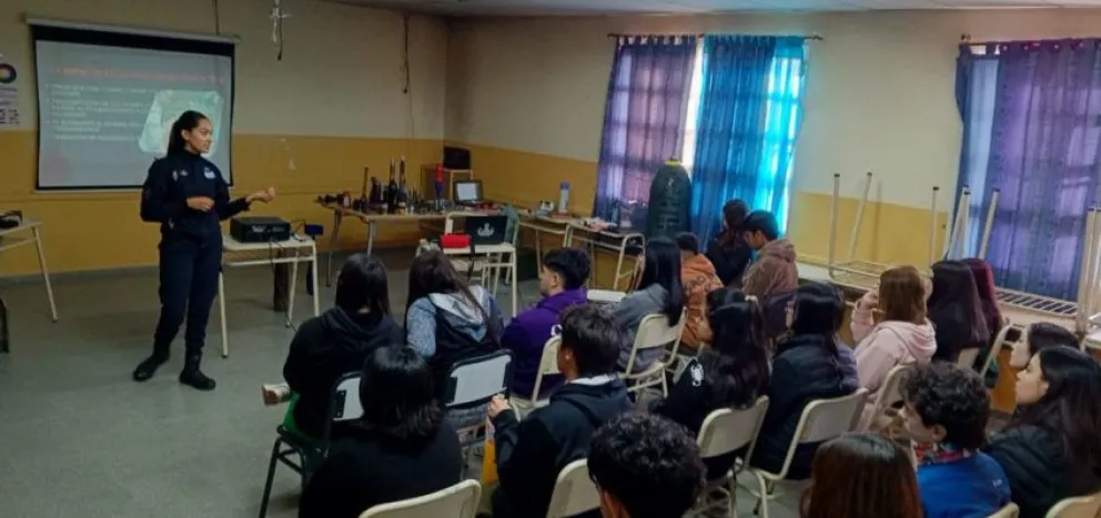 Denuncias de amenaza de bomba en escuelas: La brigada de Explosivos dio charlas en escuelas roquenses