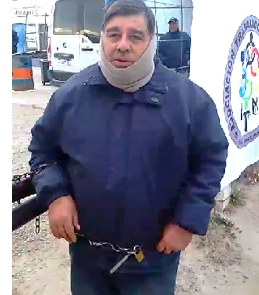 Un trabajador municipal se encadenó en el acceso al Obrador. Foto (Gentileza).