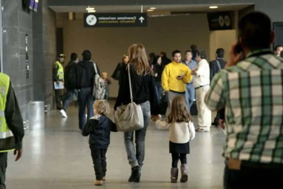 Una jueza desplazó a la figura paterna por estar ausente y la mujer podrá salir del país con sus hijos. Foto (Internet).