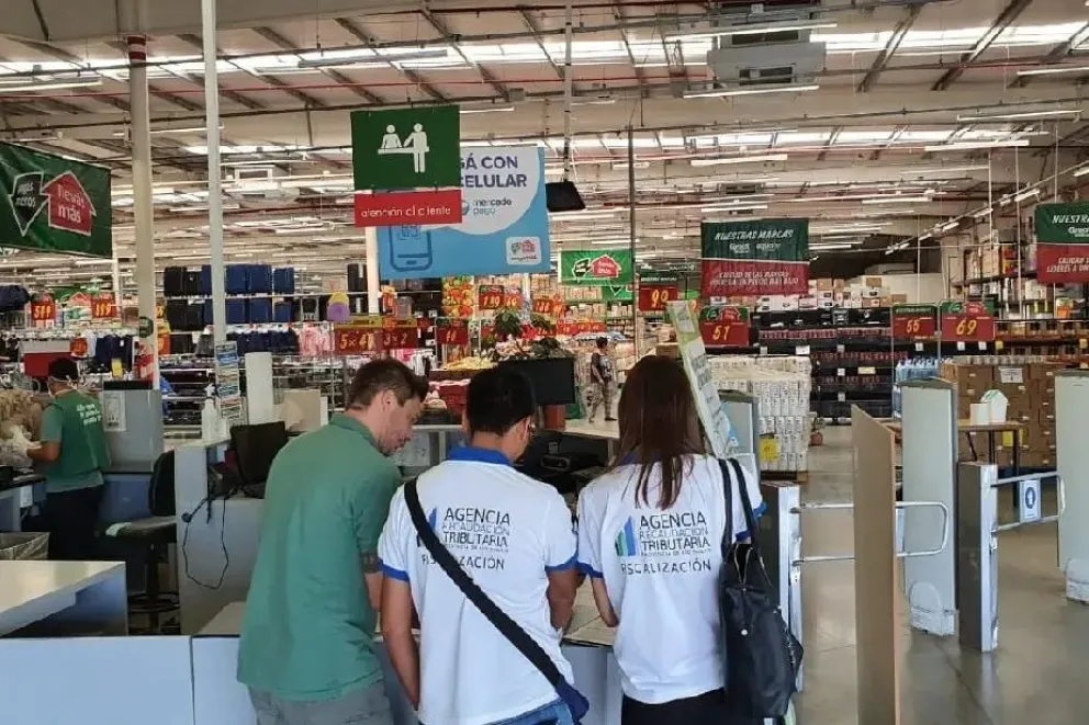 Supermercados de Roca se adaptaron para cumplir con la ley que prohíbe golosinas en las cajas