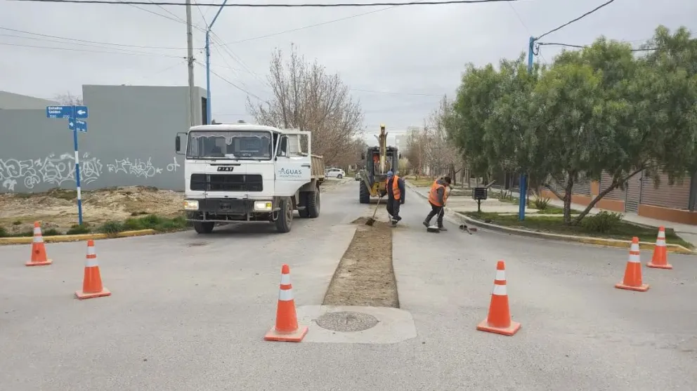 Aguas Rionegrinas continúa el plan de bacheo: ¿cuánto avanzó y qué resta por completar?