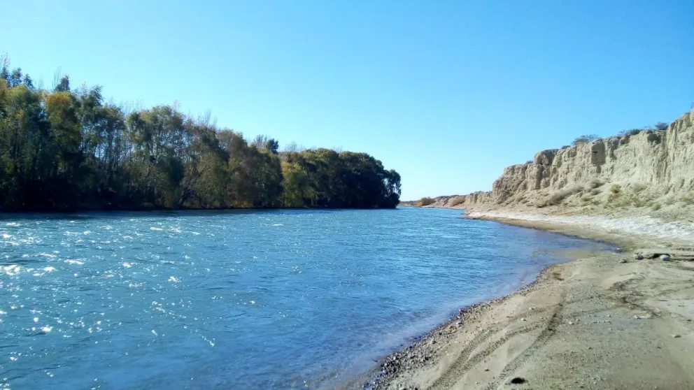 Heroico gesto: un policía de Roca rescató a un hombre mayor que cayó al río