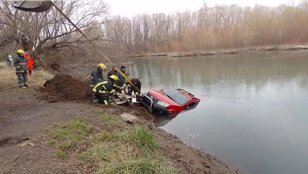 Una camioneta terminó en el río pero no hubo heridos