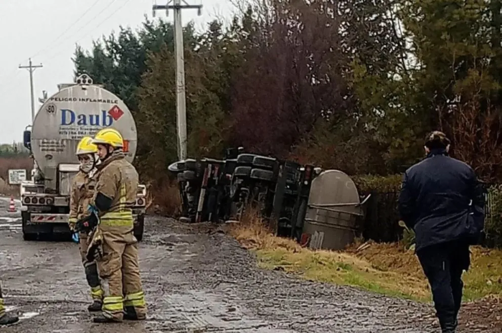La tierra no resistió y provocó el vuelco de un camión con carga peligrosa en Ruta 22